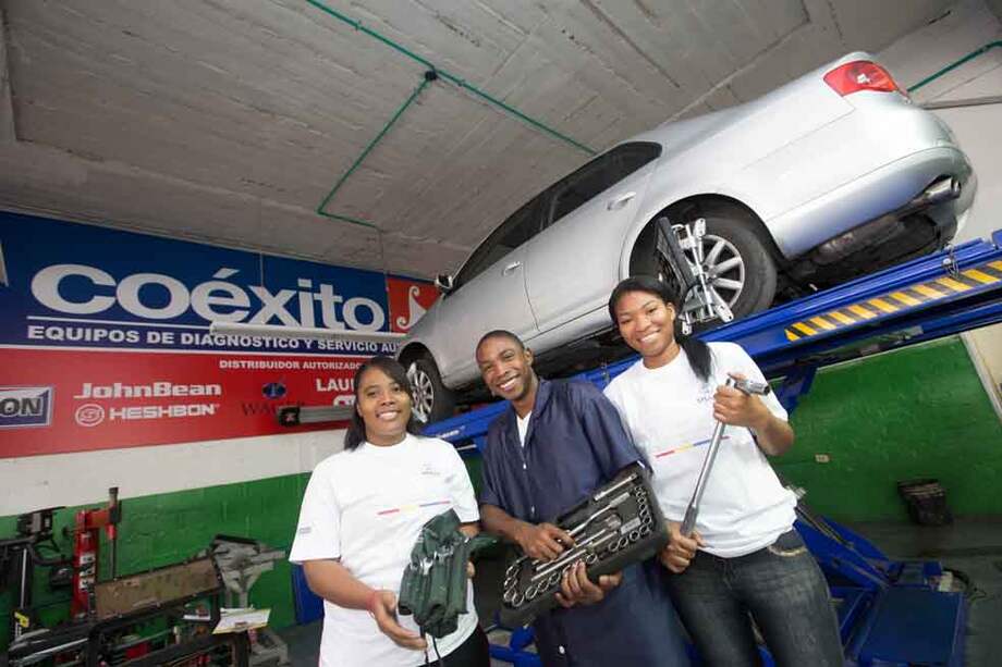 Los afrodescendientes se han vinculado al sector automotor, gracias a Usaid.
