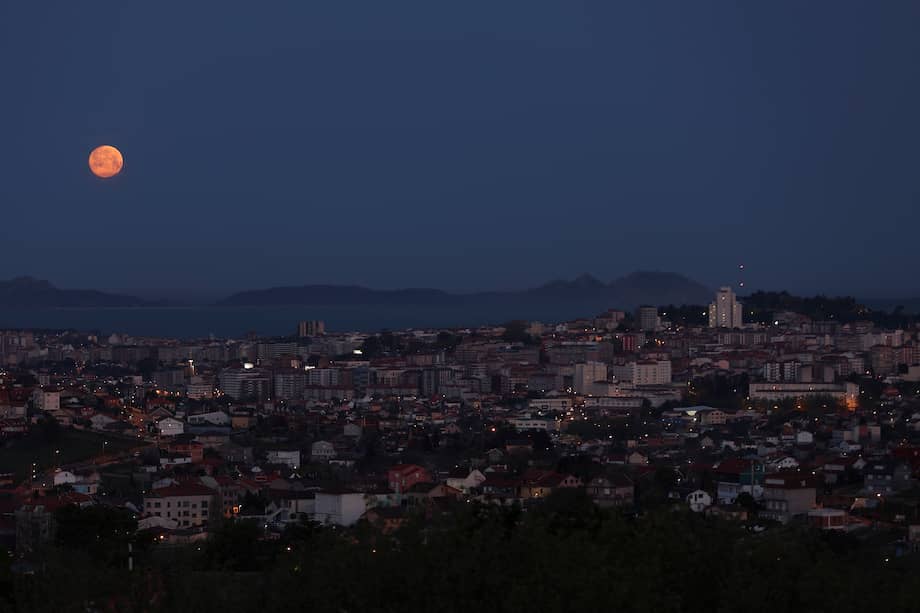 VIGO (PONTEVEDRA), 05/04/2023.- La luna llena, la luna rosa de abril, ameriza sobre la ría de Vigo. EFE/ Sxenick