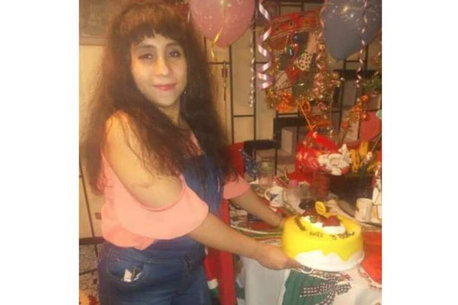 La joven vestía chaqueta negra, pantalón beige, tapabocas fucsia y zapatillas blancas.