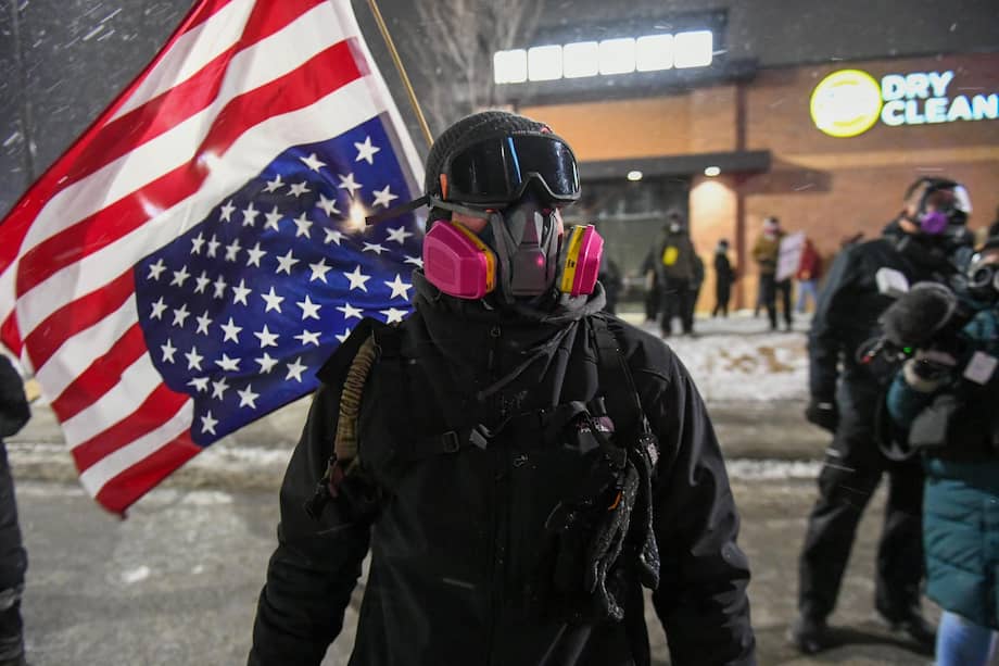 Un manifestante se enfrenta a la policía afuera del hotel donde se cree que se hospeda el alto funcionario de la Patrulla Fronteriza, Gregory Bovino.