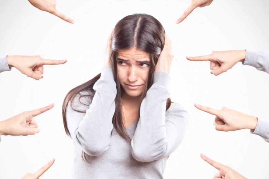 Mujer señalada por muchos dedos