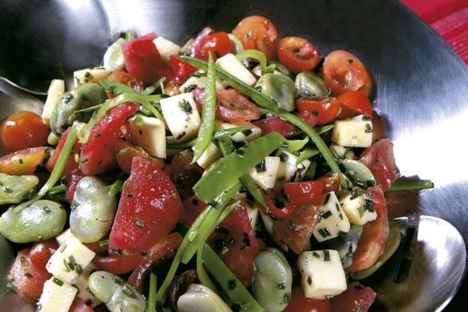 Ensalada de tomate y habas con queso fresco