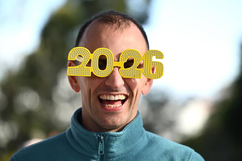 El irlandés David Mooney posa con unas gafas del 2026 durante los preparativos para esperar el Año Nuevo en Sídney, Australia este miércoles.