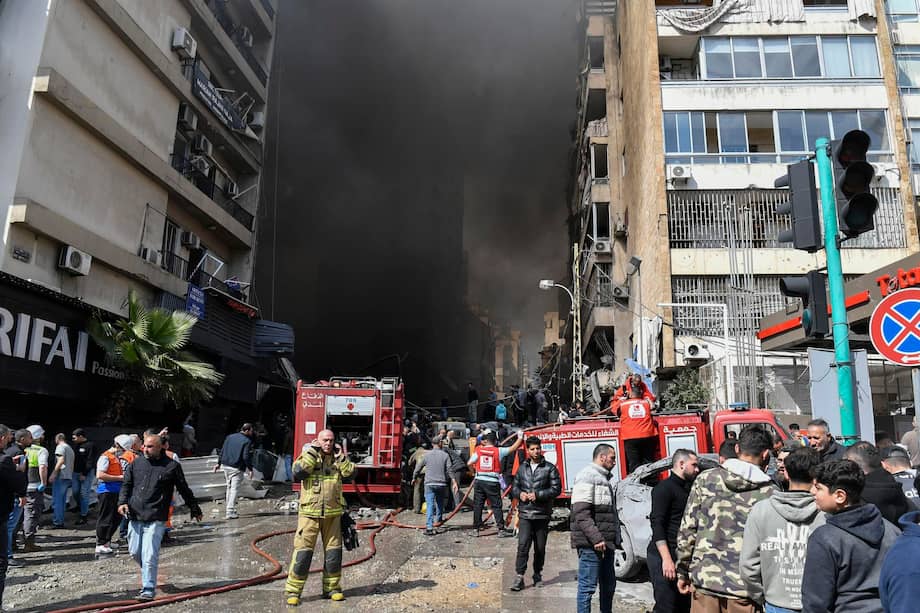 Miembros de la Defensa Civil de Líbano responden a los daños que dejaron los ataques de Israel en Beirut.