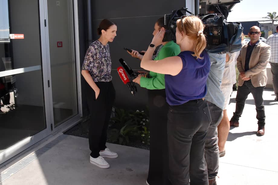 Jacinda Ardern hablando con los medios al día siguiente de anunciar su dimisión. La líder neozelandesa aseguró que los ataques en su contra no fueron la razón por la que renunció.