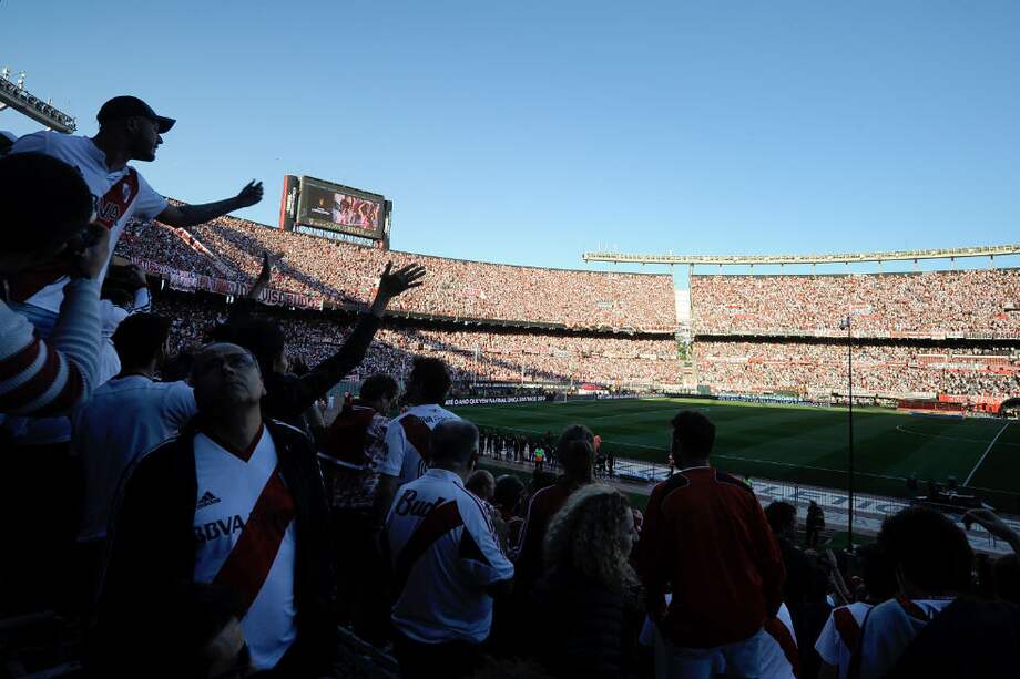 El partido definitivo de la final de la Copa Libertadores fue postergado por los incidentes en contra del autobus que trasladaba al equipo de Boca Juniors. / AFP