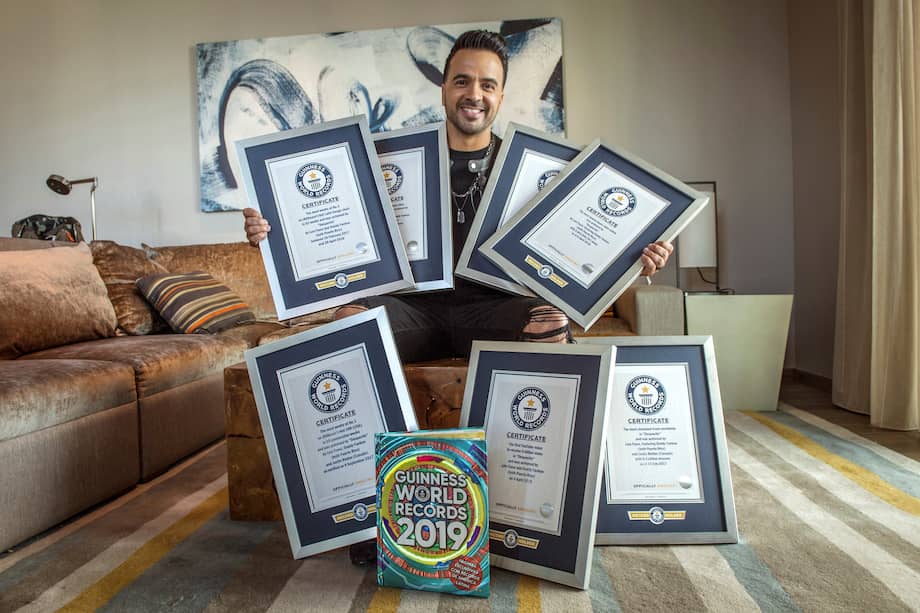 El cantautor puertorriqueño Luis Fonsi recibió siete récords Guinness gracias al alcance mundial de su éxito "Despacito", reconocimiento que lo pone en compañía de grandes nombres de la música, como Lin-Manuel Miranda, Ozzy Osbourne, Rihanna y Taylor Swift. / EFE