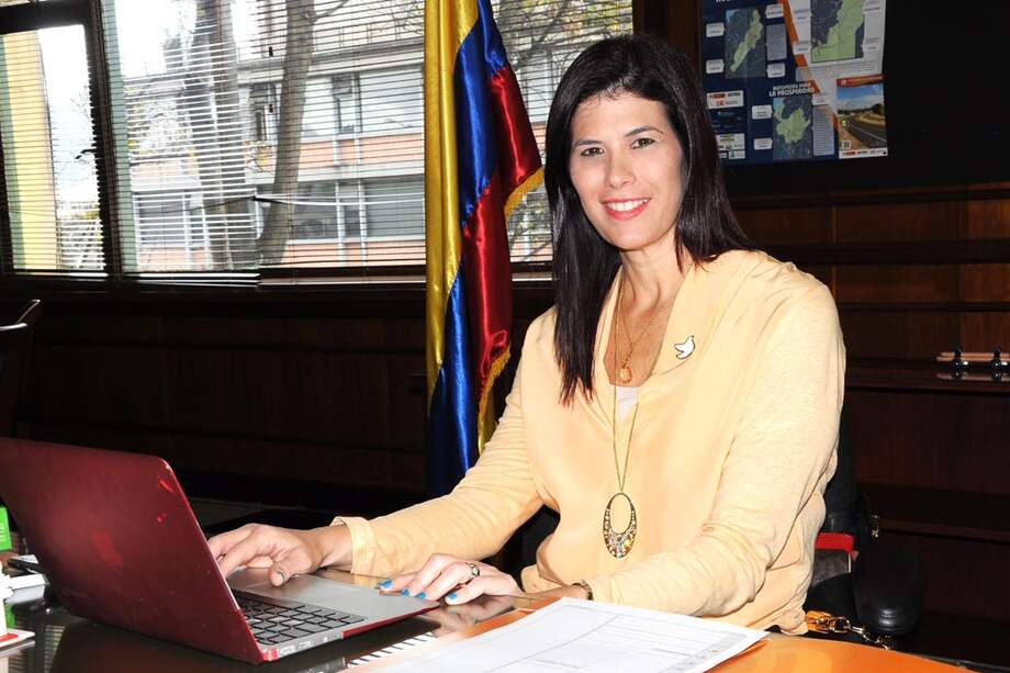 Natalia Abello Vives, ministra de Transporte, cree que llegó el tiempo de ejecutar, ejecutar y ejecutar, para lo cual deberá impulsar la locomotora de la infraestructura. / Cortesía Mintransporte