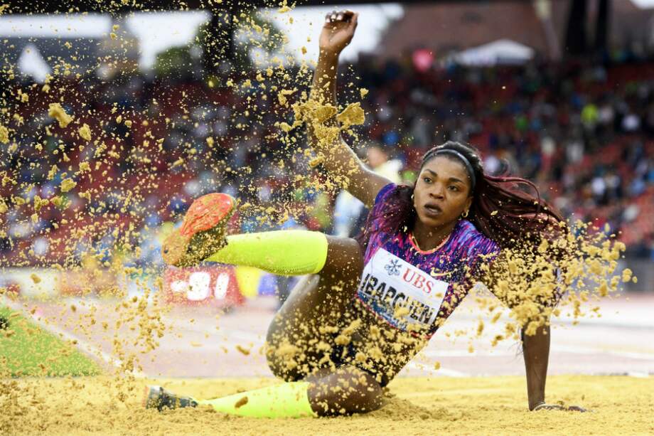 La atleta colombiana Caterine Ibarguen compite en la prueba de triple salto femenino perteneciente a la Diamond League en el estadio de Letzigrund en Zúrich, Suiza, este jueves. / EFE
