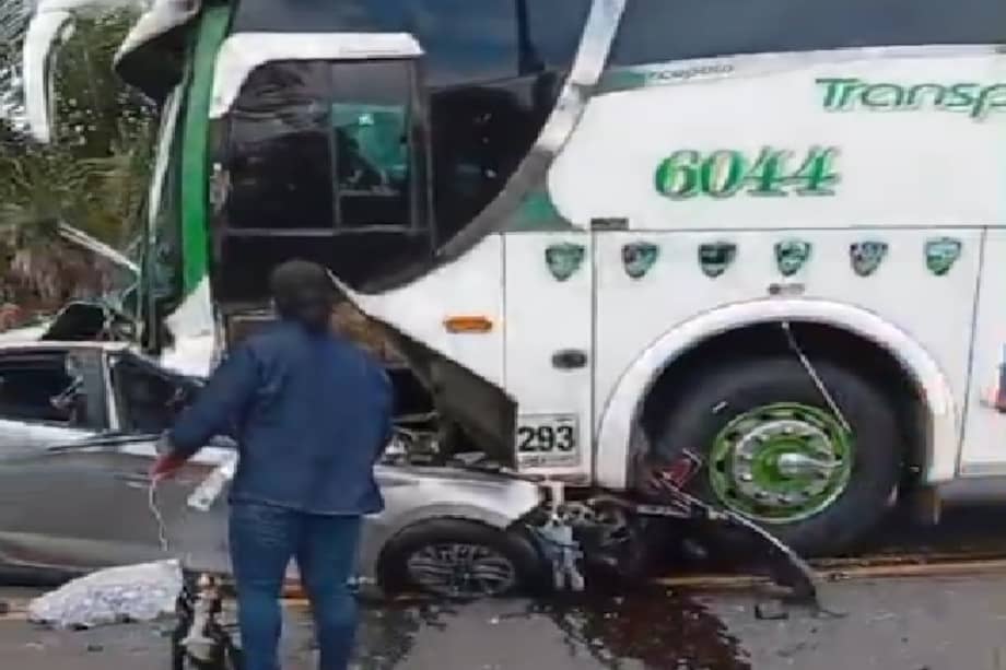 Siniestro entre vehículo familiar y bus intermunicipal.