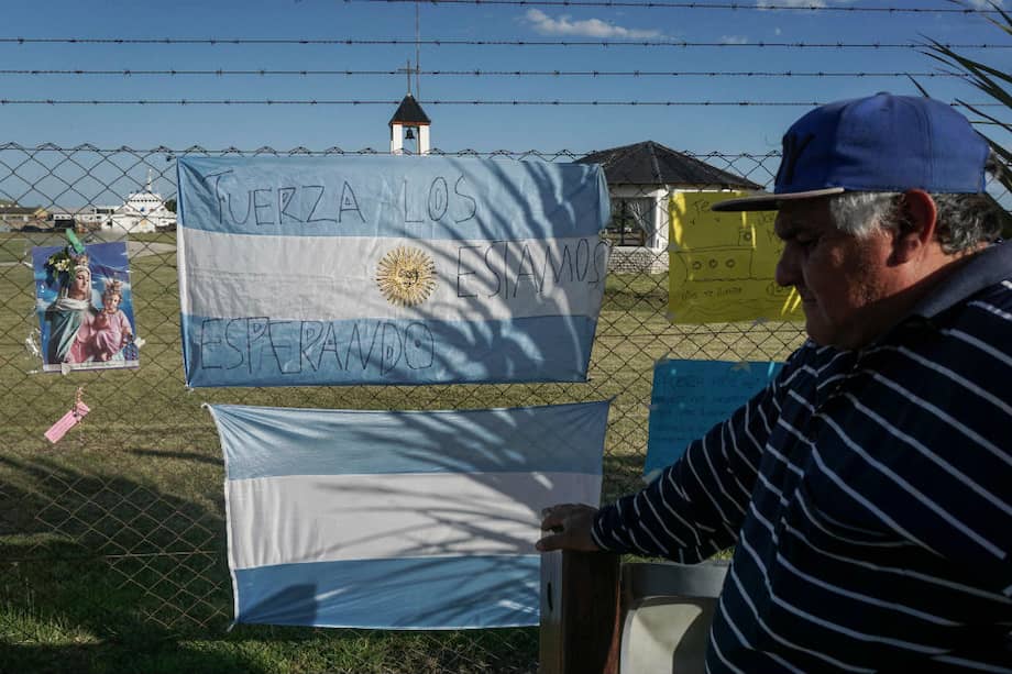 Los familiares de los tripulantes del submarino esperan noticias de las operaciones de búsqueda. / AFP
