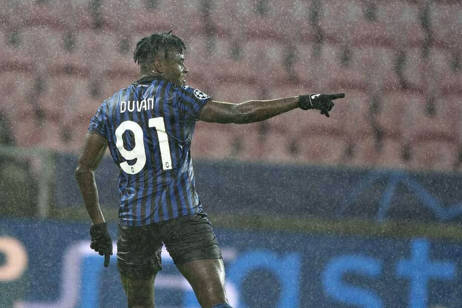El delantero colombiano Duván Zapata celebra el gol que convirtió este miércoles con Atalanta en la Liga de Campeones.