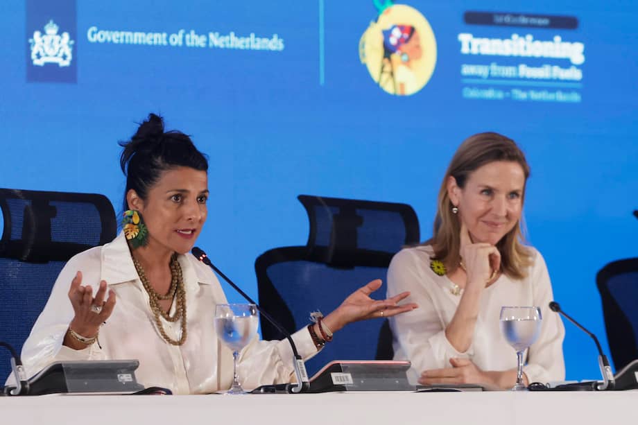 La ministra (e) de Ambiente de Colombia, Irene Vélez (izquierda), habla junto a la ministra de Política Climática y Crecimiento Verde de Países Bajos, Stientje van Veldhoven, durante la plenaria de clausura de la primera Conferencia para la Transición más allá de los Combustibles Fósiles este miércoles, en Santa Marta (Colombia). EFE/ Ricardo Maldonado Rozo