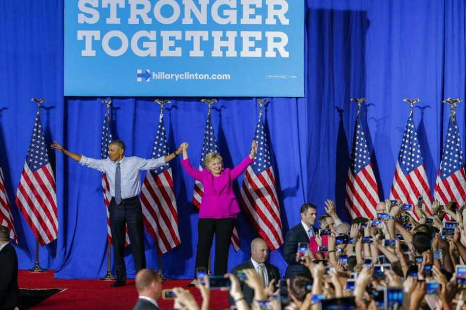 La aspirante demócrata a la Casa Blanca, Hillary Clinton, junto al presidente estadounidense, Barack Obama. / EFE