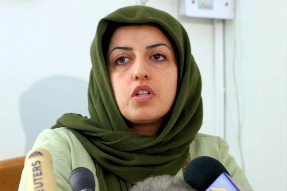 La activista iraní Narges Mohammadi habla durante la primera conferencia sobre violaciones de derechos humanos.