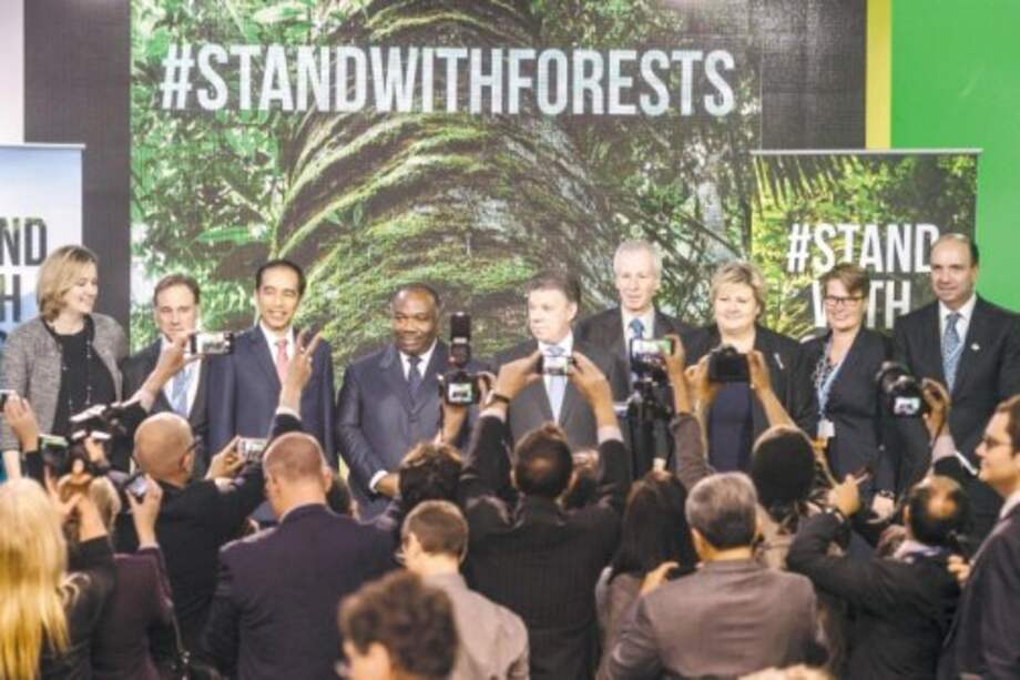 El presidente Juan Manuel Santos se suele comprometer de manera ambiciosa con el medio ambiente en los foros internacionales, como la reciente Cumbre de París. Sin embargo, frente a proyectos de desarrollo como la licencia de exploración petrolera en inmediaciones de la Serranía de La Macarena, la ANLA demuestra poco interés en los efectos colaterales de dichos proyectos en las comunidades y en la naturaleza. / Foto: Archivo/EFE