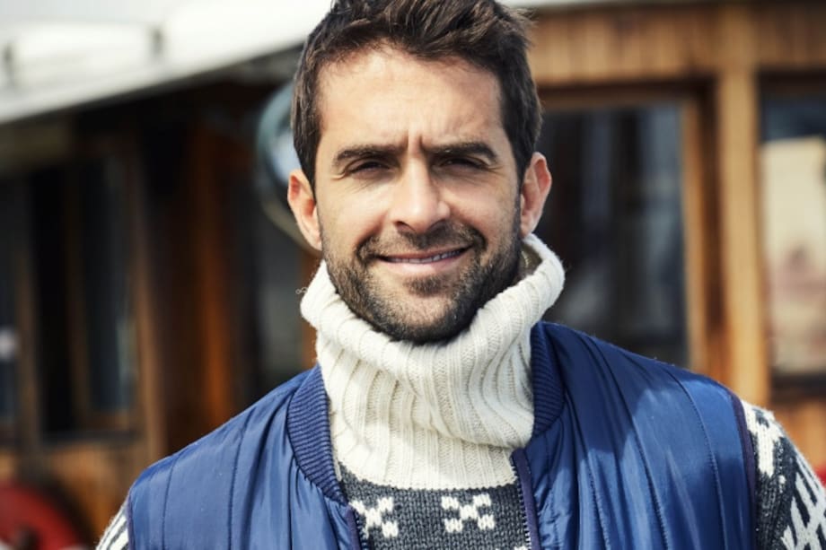 Hombre mirando hacia la cámara