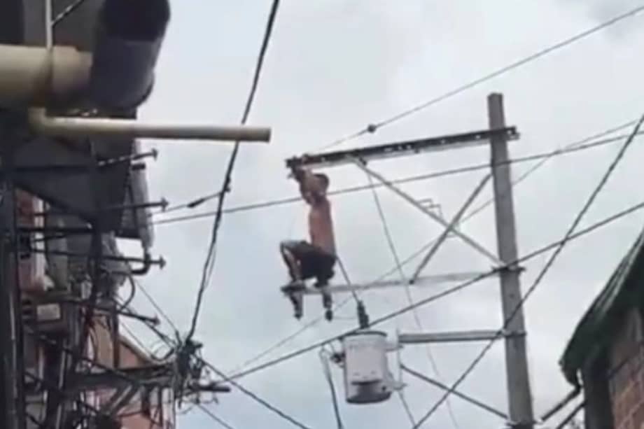 Jhon Alejandro Correa, de 29 años, murió luego de recibir una descarga eléctrica mientras intentaba escapar de las autoridades en Medellín.