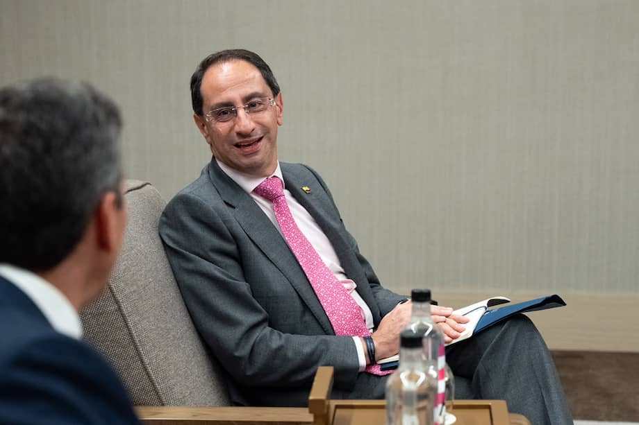 El vicepresidente electo de Colombia, José Manuel Restrepo, hablando con el presidente de Paraguay, Santiago Peña, este lunes en Lima (Perú).