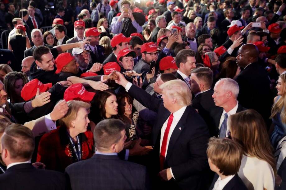 Mujeres, evangélicos, jóvenes y minorías dieron al magnate una votación mayor de la esperada. / AFP