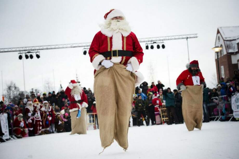 Los Papá Noel se preparan en Laponia antes de empezar a repartir los regalos