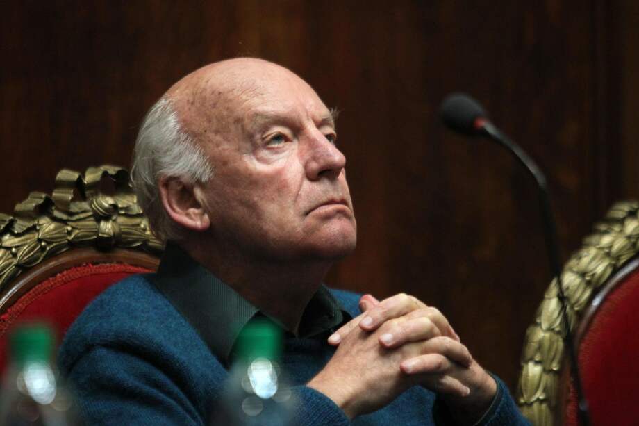 Fotografía de archivo del 14 de septiembre de 2011 del escritor uruguayo Eduardo Galeano durante la ceremonia de entrega de premios literarios y de defensa de los derechos humanos instaurados en nombre del escritor Mario Benedetti, en Montevideo (Uruguay).