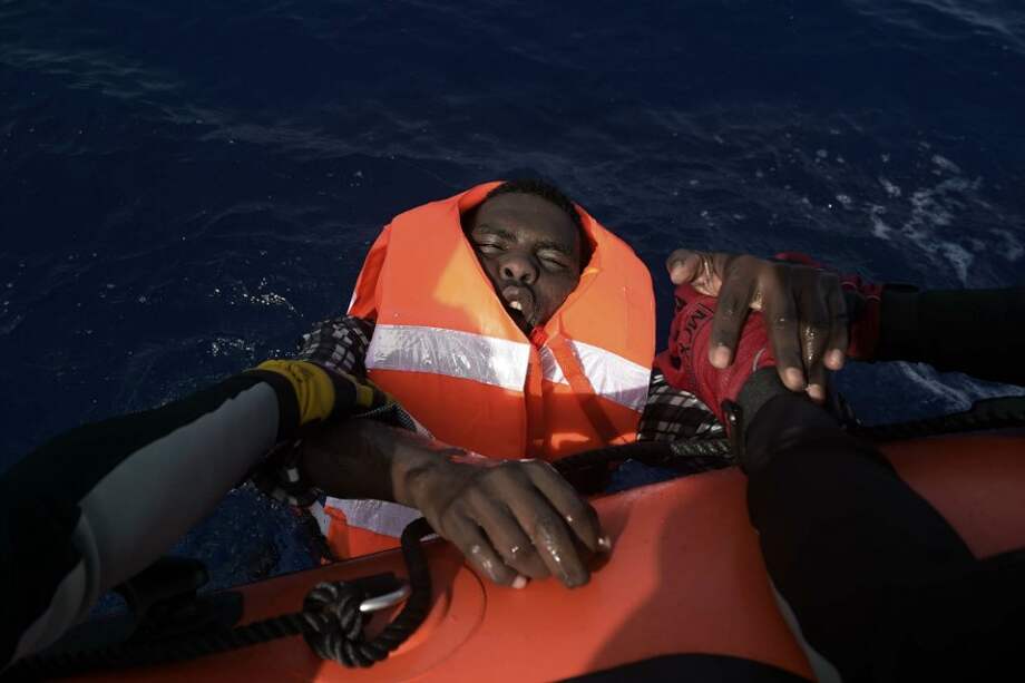 Un migrante rescatado de las aguas del Mediterráneo por la ONG Proactiva Open Arms. / AFP