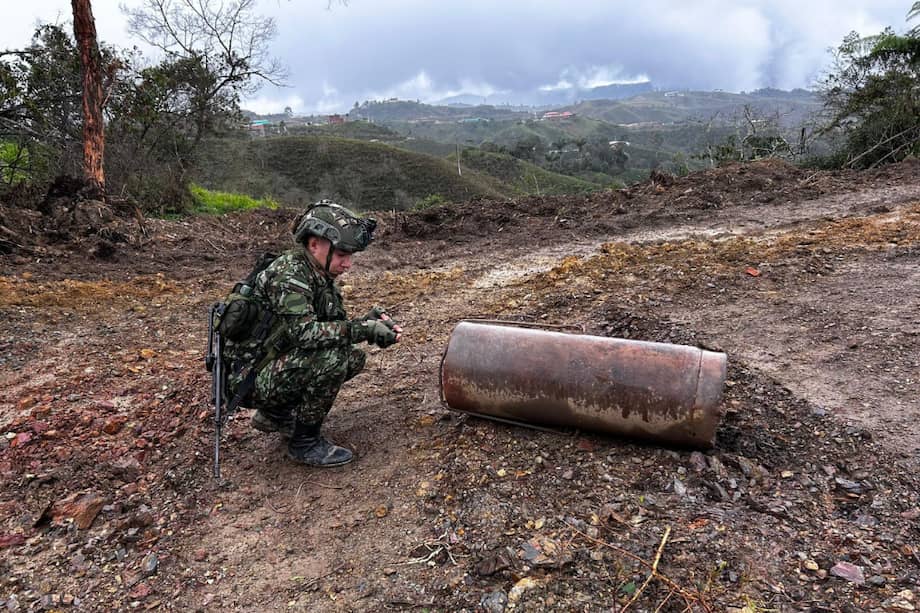 Según indicó el Ejército, los explosivos contaban con un método de activación por radiofrecuencia y estaban ubicados a una distancia de 10 metros uno del otro, por lo que fue necesario cerrar las vías entre los municipios.