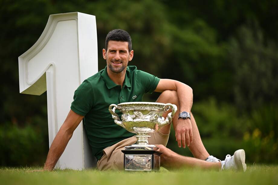 Djokovic posando con el trofeo del Abierto de Australia 2023.