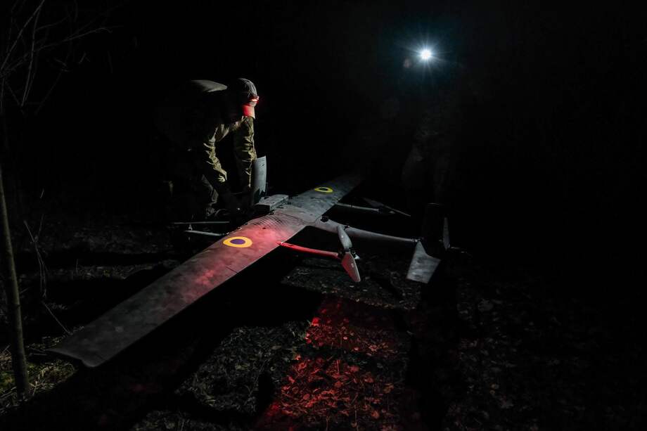 Un piloto de la Brigada Predator de las fuerzas ucranianas se prepara para lanzar un dron lanzador de bombas en el frente de Pokrovsk.