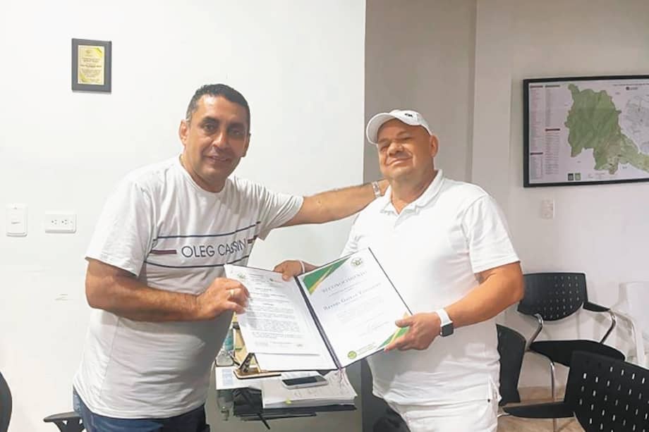 Óscar Chaparro, alcalde de Lejanías, Meta (izq.), y Reinel Gaitán Tangarife (der.). / Alcaldía de Lejanías