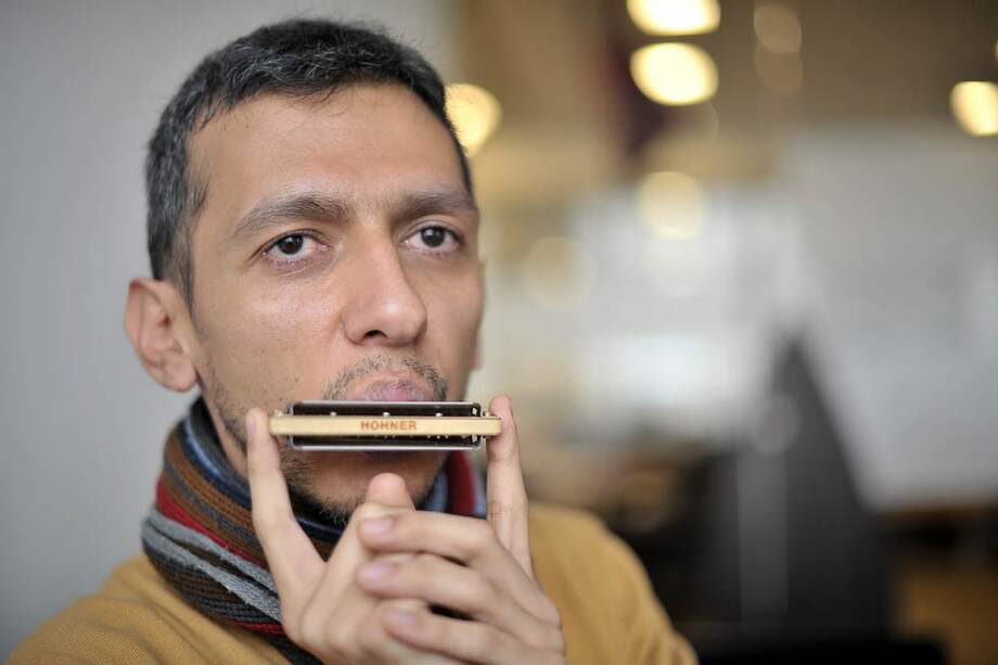 Germán Pinilla, armonicista profesional, dueño de 30 armónicas. / Cristian Garavito - El Espectador