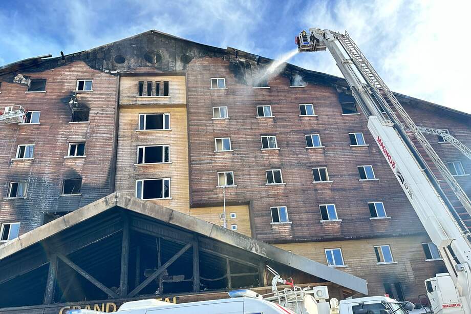 Una fotografía facilitada por el Departamento de Bomberos del Municipio de Sakarya muestra a los bomberos trabajando en el lugar del incendio que se desató en un hotel en la estación de esquí Kartalkaya en Bolu, Turquía, el 21 de enero de 2025.