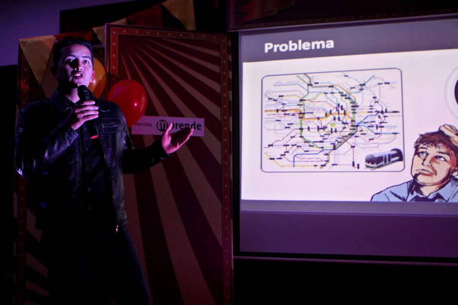 Fabio Parra, cofundador de TransmiSitp durante la presentación en AppCircus