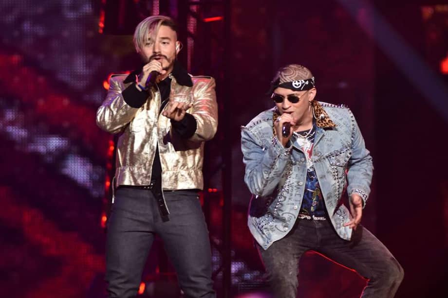 A la Izq. el cantante J Balbin y a la Der. el cantante puertorriqueño de trap Bad Bunny. Archivo EFE.