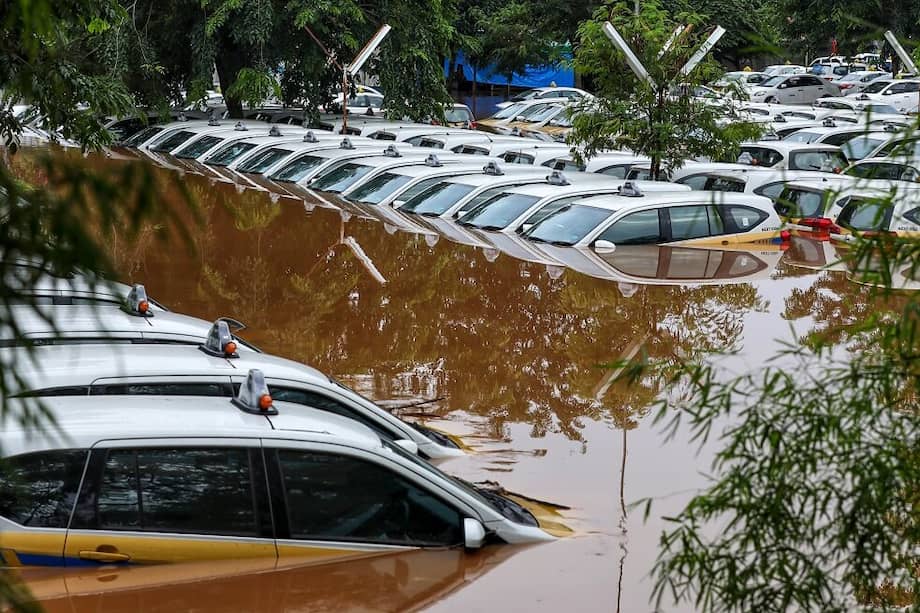 Una flota de taxis resultó sumergida en un parqueadero después de torrenciales lluvias el pasado primero de enero. / AFP