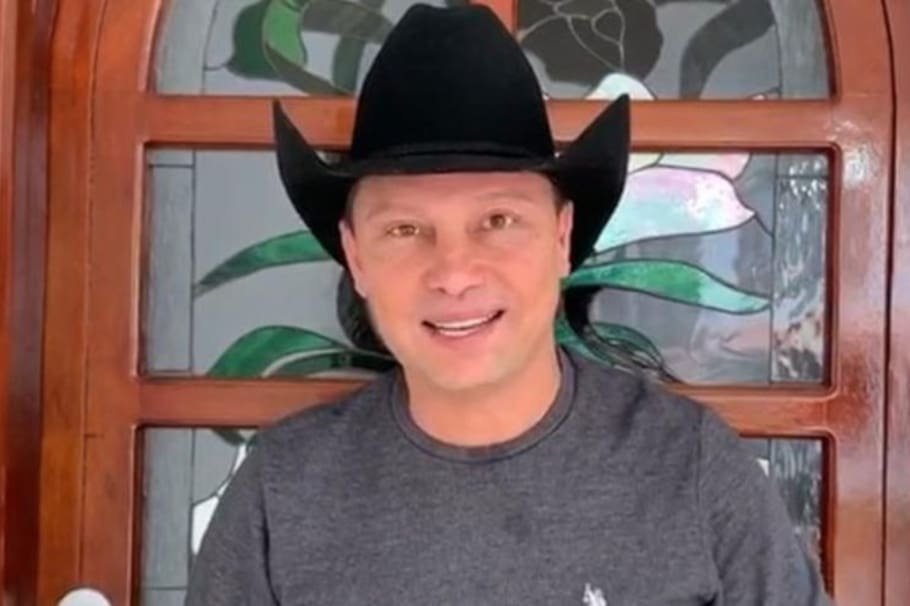 Molesto con la situación, Giovanny Ayala contó que fue demandado porque, al parecer, una mujer quiso acabar con su vida escuchando sus canciones. ¡Aquí los detalles!