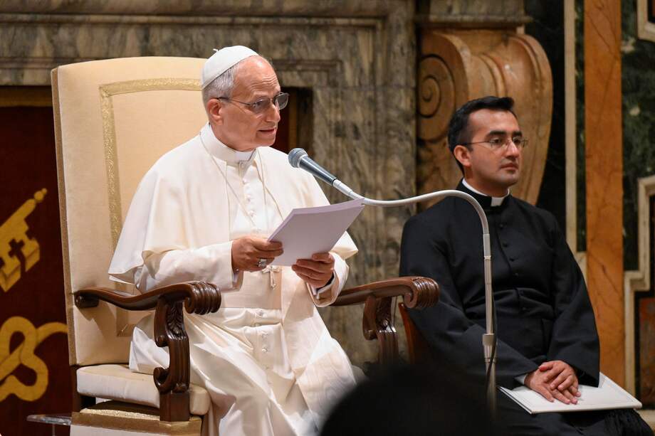 - El papa León XIV (d) criticó este jueves en Ciudad del Vaticano "la falsa propaganda del rearme".