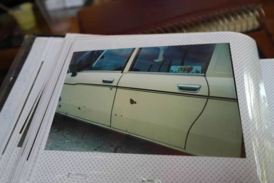 Uno de los vehículos del conjunto Inaia Sue impactados por los armados en 1997. Esta foto hizo parte de la remembranza que hicieron las víctimas en el acto de perdón./Archivo particular.