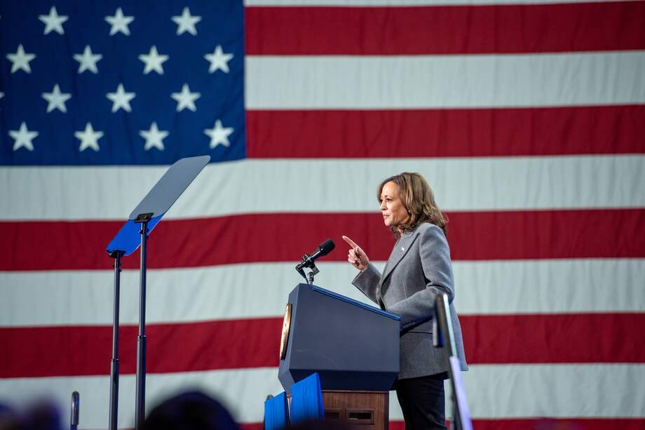 La vicepresidenta de los Estados Unidos, Kamala Harris, se dirige a una multitud durante su campaña presidencial, en el anfiteatro Lakewood de Atlanta, Georgia.