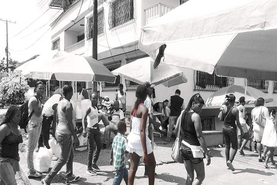 Buenaventura. Muchos de los viajeros provenientes del Pacífico colombiano, que salen del país huyendo de la violencia, se enfrentan a duros controles en Chile. / Connectas