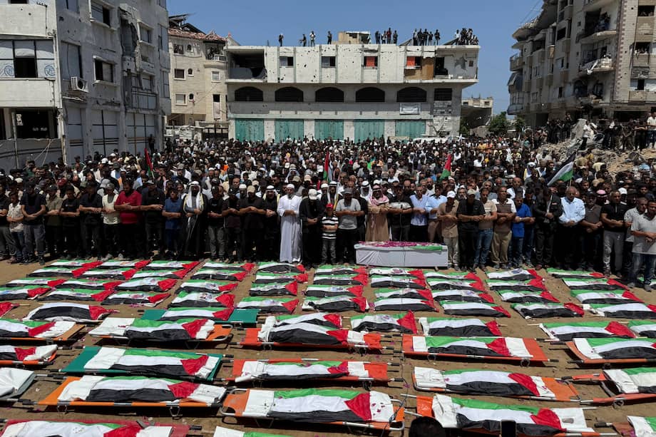 La ciudad de Gaza fue testigo este martes del entierro masivo de 112 miembros de una misma familia, incluidos niños, mujeres, hombres y ancianos, cuyos cadáveres fueron recuperados de entre los escombros después de que el Ejército israelí bombardeara sus casas hace dos años y ocho meses.