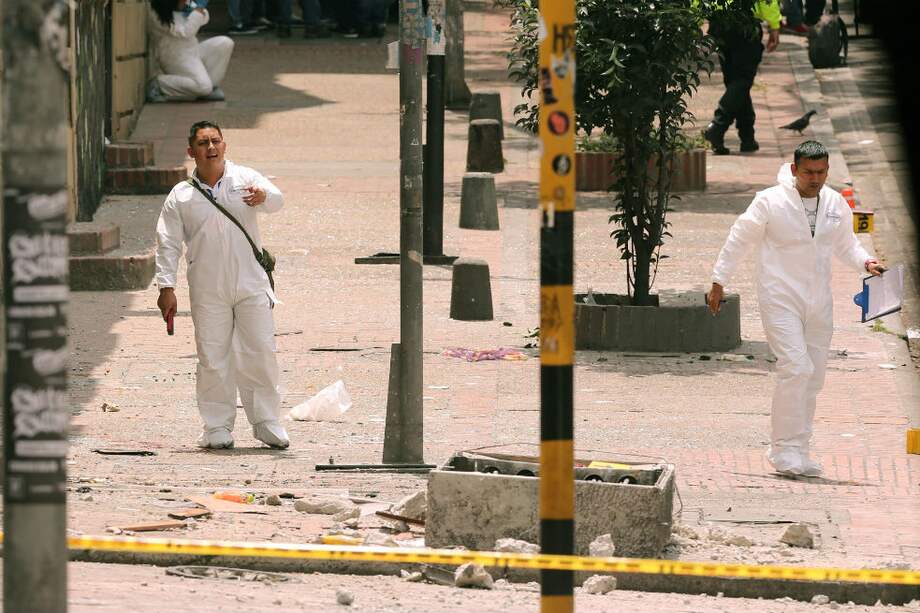Miembros de la Policía examinan el lugar donde se registró una explosión este domingo en el barrio La Macarena, en Bogotá. /Agencia EFE
