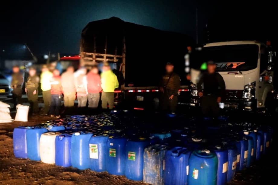 Los insumos químicos fueron incautados durante un operativo de la Dirección de Antinarcóticos en la vía Bogotá-Villavicencio.