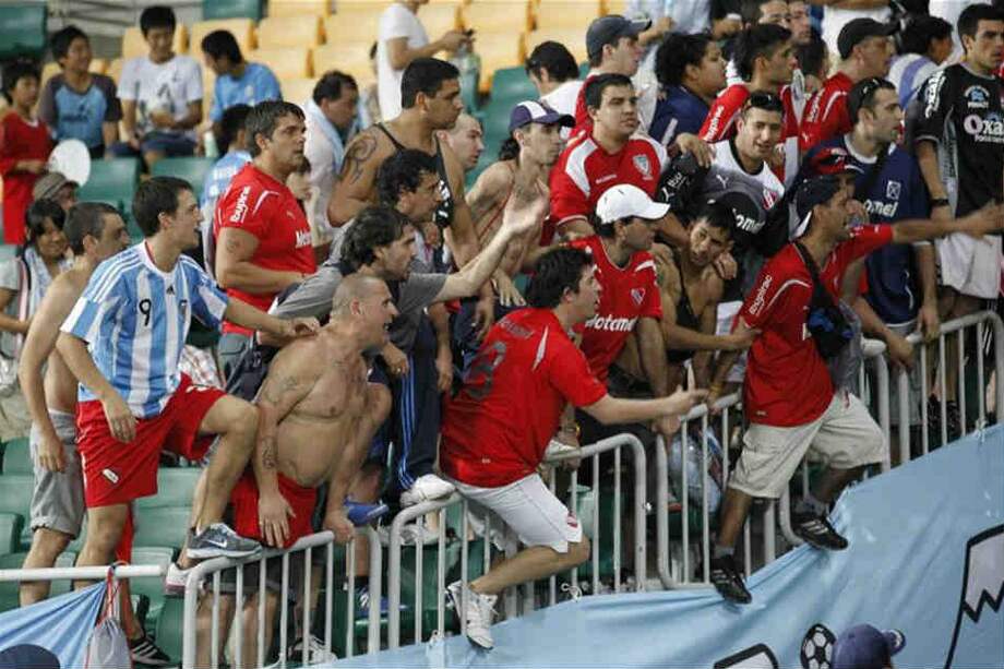 Capturaron a 37 ‘barras bravas’ argentinos portando armas de fuego