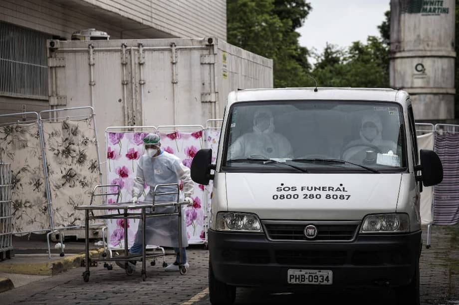 Trabajadores de servicios funerarios en el Hospital João Lucio de Manaos, capital del Amazonas (Brasil). / EFE