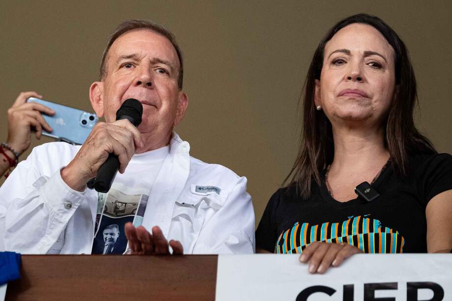 El candidato a la Presidencia de Venezuela, Edmundo González Urrutia, junto a la líder opositora María Corina Machado en la Universidad Central de Venezuela, en Caracas.