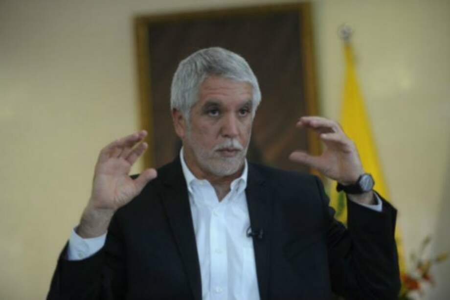 Fiscalía recolecta pruebas en investigación por "títulos falsos" de Peñalosa