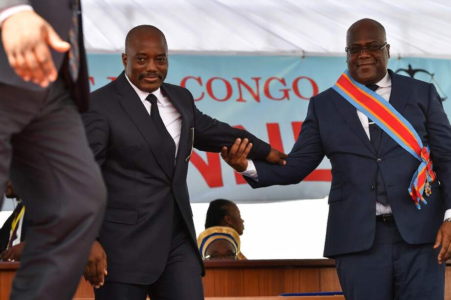 Presidente de República del Congo Félix Tshisekedi (d) toma posesión acompañado del presidente saliente, Joseph Kabila (i). / AFP