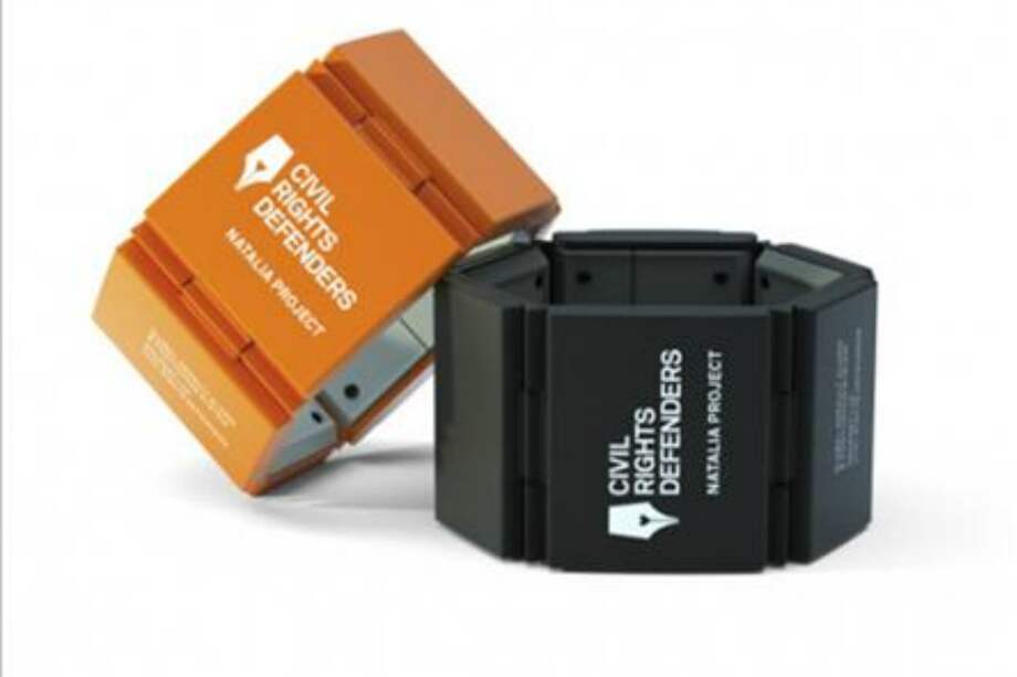 Crean brazalete para proteger a defensores de derechos humanos